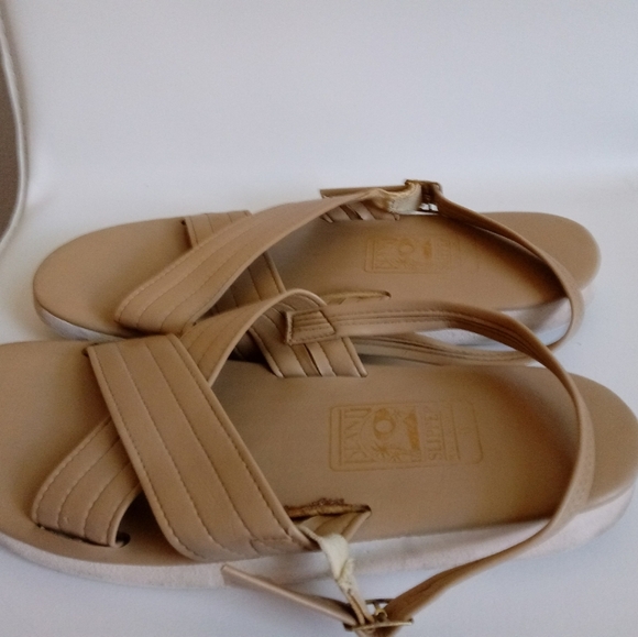 Sandals. - Picture 3 of 12